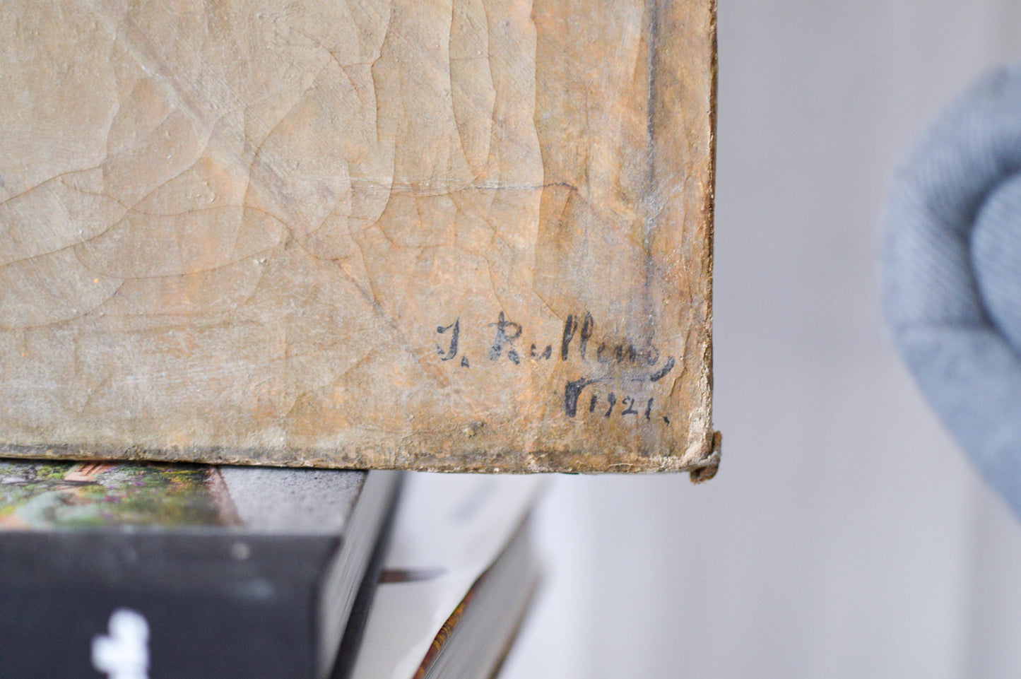 Painting Interior scene. Signed by Belgian artist J. Rullens. Dated 1921.